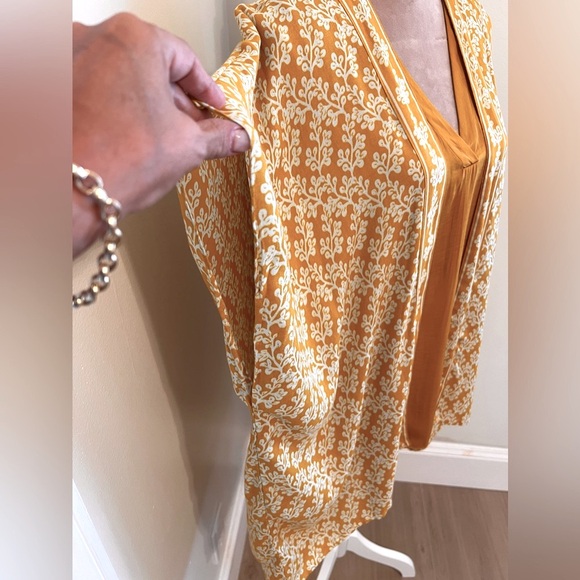 Gold/White Fun and Flirty Floral Kimono - Picture 2 of 4